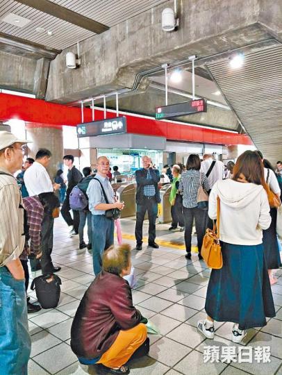 台北捷運昨因地震一度停駛。台灣《蘋果日報》