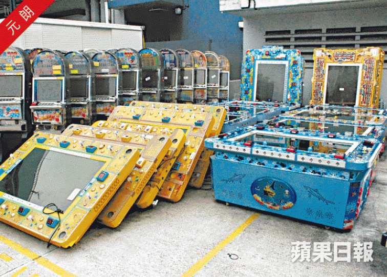 警方上周起搜查區內多個地點，拘捕413人，並撿獲大量釣魚機等賭具。劉永明攝行動中撿獲大批武器及現金。