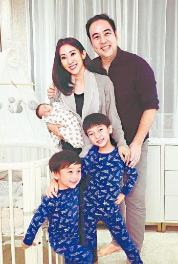 Candice與Leonard成為一家五口的大家庭。互聯網圖片 Candice與Leonard成為一家五口的大家庭。互聯網圖片