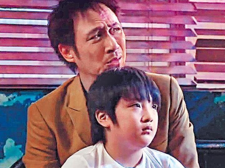 鎮宇自導自演電影《轉型團伙》在內地上映,其子亦有份演出。微博圖片 鎮宇自導自演電影《轉型團伙》在內地上映,其子亦有份演出。微博圖片