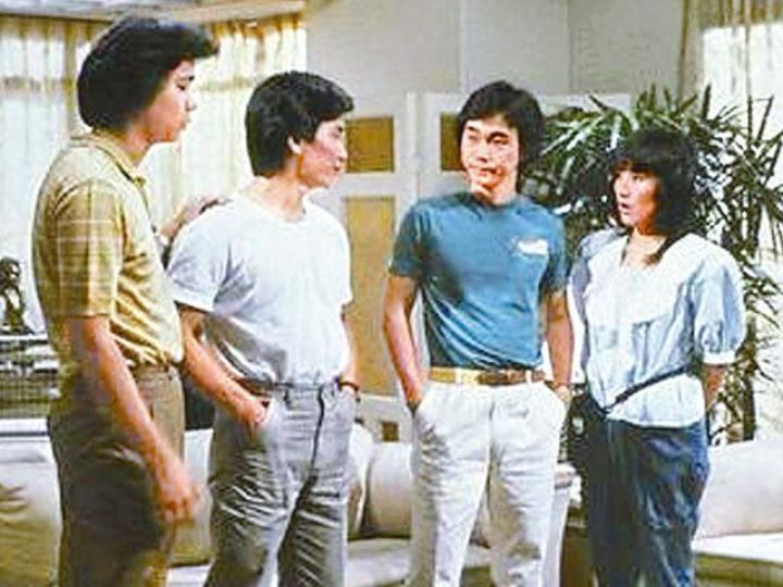 82年拍《愛情安歌》的區瑞強(右二),因為少休息而多了幾條皺紋。劇照 82年拍《愛情安歌》的區瑞強(右二),因為少休息而多了幾條皺紋。劇照
