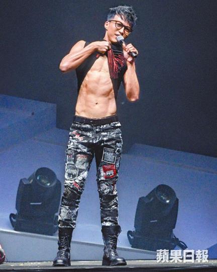 坤哥前晚在紅館開騷,不斷嗌好熱乘機晒肌肉。側田為坤哥擔任演出嘉賓,獻唱時不忘與觀眾握手。MIRROR現身坤哥個唱,大跳《今期流行》。JW笑指未睇到坤哥腹肌,隨即伸手拉開對方件衫。 坤哥前晚在紅館開騷,不斷嗌好熱乘機晒肌肉。側田為坤哥擔任演出嘉賓,獻唱時不忘與觀眾握手。MIRROR現身坤哥個唱,大跳《今期流行》。JW笑指未睇到坤哥腹肌,隨即伸手拉開對方件衫。