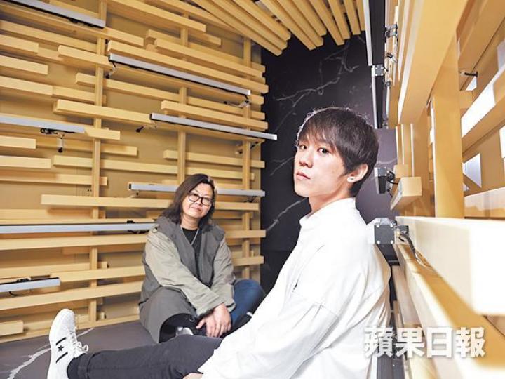 姜濤與經理人這對「母子」,相處不到一年,但兩人卻建立起深厚革命情感。姜濤說似「母子」、花姐就話似「同學仔」貼切啲。MIRROR十二子,姜濤話同Anson Lo最friend,大家乜都傾。資料圖片邊個會諗到原來花姐對姜濤第一印像竟然麻麻哋,「又chok又扮嘢!」姜媽媽40歲才生姜濤,身為獨生子的姜濤,自幼生活單調乏味,有心事只會與母親傾訴。電視圖片200磅的技安都可以變成偶像姜濤(左)。資料圖片 姜濤與經理人這對「母子」,相處不到一年,但兩人卻建立起深厚革命情感。姜濤說似「母子」、花姐就話似「同學仔」貼切啲。MIRROR十二子,姜濤話同Anson Lo最friend,大家乜都傾。資料圖片邊個會諗到原來花姐對姜濤第一印像竟然麻麻哋,「又chok又扮嘢!」姜媽媽40歲才生姜濤,身為獨生子的姜濤,自幼生活單調乏味,有心事只會與母親傾訴。電視圖片200磅的技安都可以變成偶像姜濤(左)。資料圖片