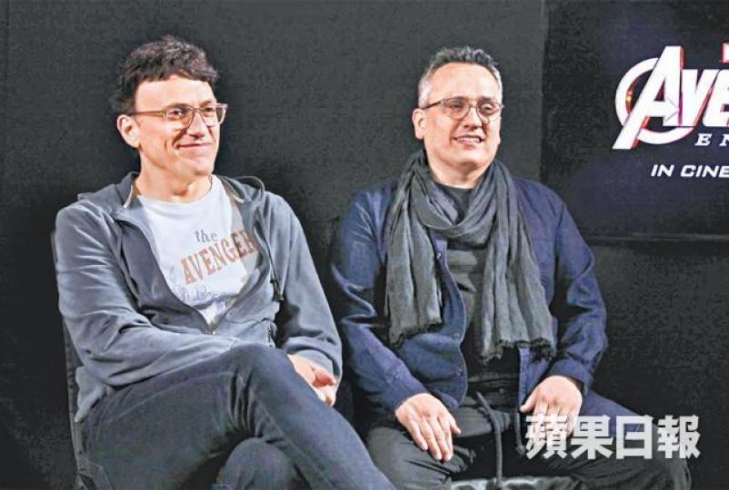 羅素兄弟主動提到Stan Lee拍攝《復仇者4》,認為對方參演別具代表性。羅拔唐尼日前在首爾出席《復仇者4》首映,顯得相當感觸,似是要告別觀眾。資料圖片去年過世的Stan Lee(中),在Marvel過去十年的電影中都有客串。有得留低的「變形俠醫」麥克雷法路是《復仇者》的劇透王,導演也要刻意提防。劇照 羅素兄弟主動提到Stan Lee拍攝《復仇者4》,認為對方參演別具代表性。羅拔唐尼日前在首爾出席《復仇者4》首映,顯得相當感觸,似是要告別觀眾。資料圖片去年過世的Stan Lee(中),在Marvel過去十年的電影中都有客串。有得留低的「變形俠醫」麥克雷法路是《復仇者》的劇透王,導演也要刻意提防。劇照