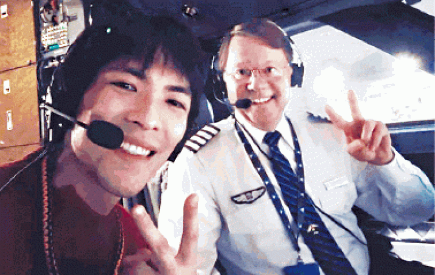 蕭敬騰乘搭騰達航空的專機時與機師合照。