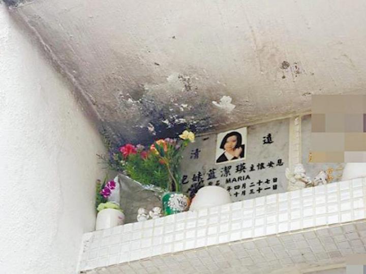 有網民發現藍潔瑛的墓碑,牆身被熏黑。微博圖片藍潔瑛去年猝逝,其骨灰安放在長沙灣天主教墳場。其中一個插花的小花瓶,被人用來燃點香燭。微博圖片 有網民發現藍潔瑛的墓碑,牆身被熏黑。微博圖片藍潔瑛去年猝逝,其骨灰安放在長沙灣天主教墳場。其中一個插花的小花瓶,被人用來燃點香燭。微博圖片