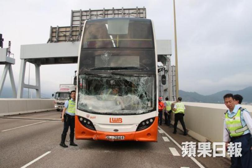 其中一輛巴士的車頭玻璃碎裂，警員到場調查。