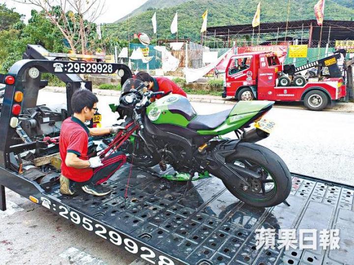 肇事電單車事後被拖走調查。