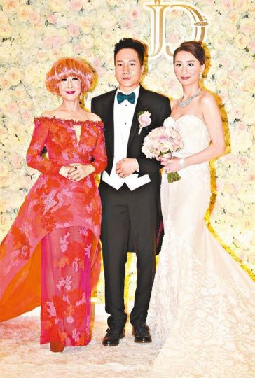 2016年,陳曼娜女兒鄭祖兒(右)與蔡朝旭結婚,陳曼娜當時送出700萬元嫁妝。資料圖片1967年,16歲的陳曼娜(右)當選「香港玉女競選」季軍,並由「娃娃影后」李菁頒獎給她。資料圖片 2016年,陳曼娜女兒鄭祖兒(右)與蔡朝旭結婚,陳曼娜當時送出700萬元嫁妝。資料圖片1967年,16歲的陳曼娜(右)當選「香港玉女競選」季軍,並由「娃娃影后」李菁頒獎給她。資料圖片