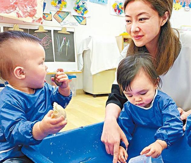 熊黛林不時在網上貼孖女相,卻惹來網民指她刻意與城城鬥幸福。互聯網圖片 熊黛林不時在網上貼孖女相,卻惹來網民指她刻意與城城鬥幸福。互聯網圖片