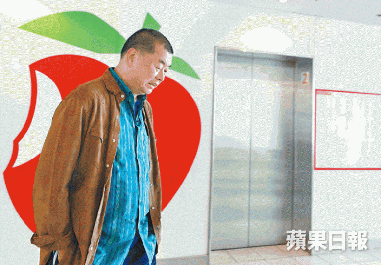 黎智英節錄自1994年7月22日　《壹週刊》〈給王八蛋李鵬的公開信〉封殺下《蘋果》要繼續走，代價再大，黎智英說倘重新選擇路向，決定仍一樣。手上燭光，象徵黎智英對平反六四常存希望。