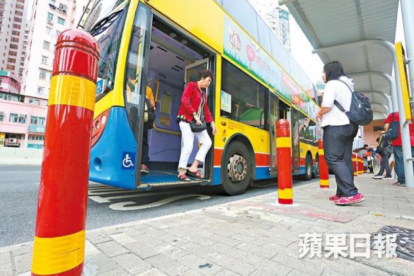 有巴士站已安裝多支「減能護柱」。
