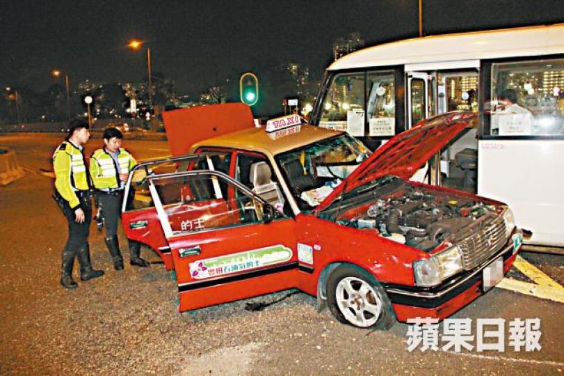 的士與24座巴士相撞，的士男乘客受傷送院不治。黎家駒攝