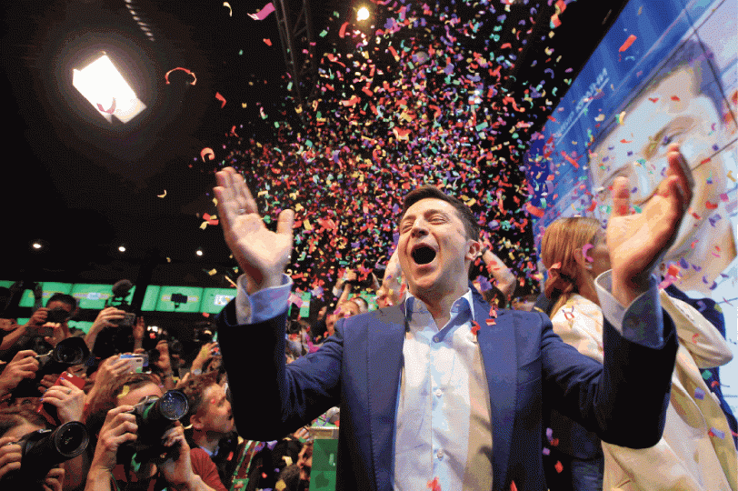 澤連斯基以壓倒性姿態當選,揚言證明「凡事皆可能」。路透社波羅申科敗選,但表明不會退出政壇。法新社 澤連斯基以壓倒性姿態當選,揚言證明「凡事皆可能」。路透社波羅申科敗選,但表明不會退出政壇。法新社