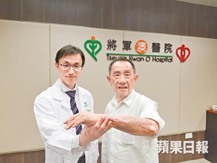 賴錦強醫生（左）表示，黃伯（右）求醫及時，方能保住左手及性命。羅智堅攝
