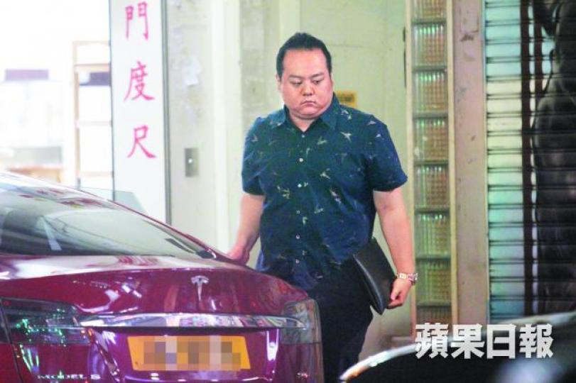 美容院姓江老闆經常出入教導媾女技巧的心戰室。