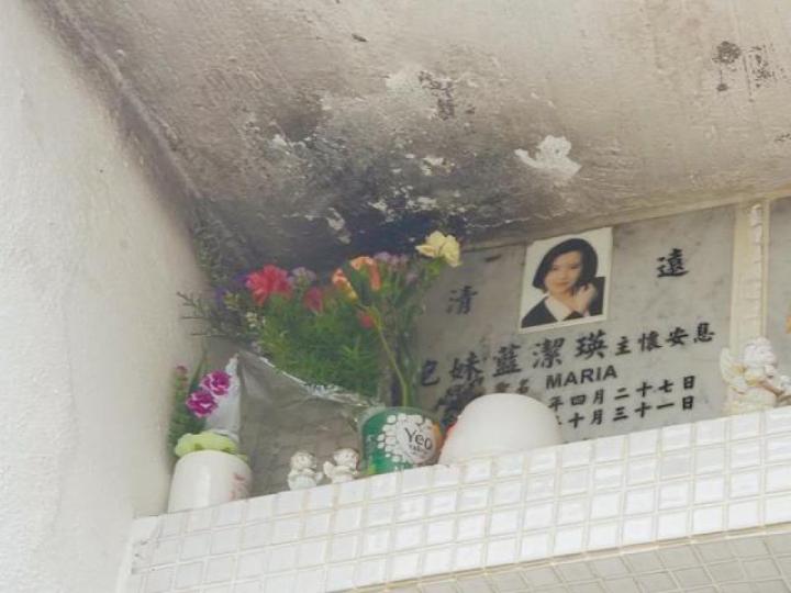 藍潔瑛墓碑周圍被香燭熏黑,林建明(小圖)表示難以置信。微博圖片資料圖片 藍潔瑛墓碑周圍被香燭熏黑,林建明(小圖)表示難以置信。微博圖片資料圖片