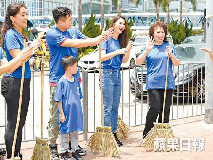 (左起)郭秀雲、王嘉明與兒子、裕美及許思敏出席活動宣揚環保訊息。近期重返娛圈的「光頭仔」王嘉明,笑說太太很放心他在娛圈打滾。 (左起)郭秀雲、王嘉明與兒子、裕美及許思敏出席活動宣揚環保訊息。近期重返娛圈的「光頭仔」王嘉明,笑說太太很放心他在娛圈打滾。