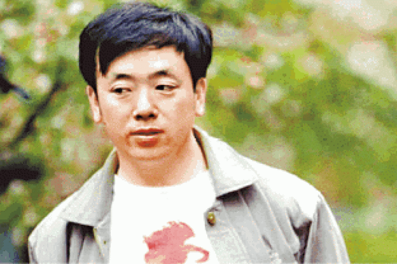 六四事件後劉剛被捕入獄,1996年流亡美國。 六四事件後劉剛被捕入獄,1996年流亡美國。