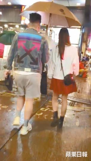 記者放蛇約見「美男」，隨即被帶往美容院，「美男」沿途貼心為記者撐傘擋雨。美容顧問一見記者便力銷5,280元的水母療程。