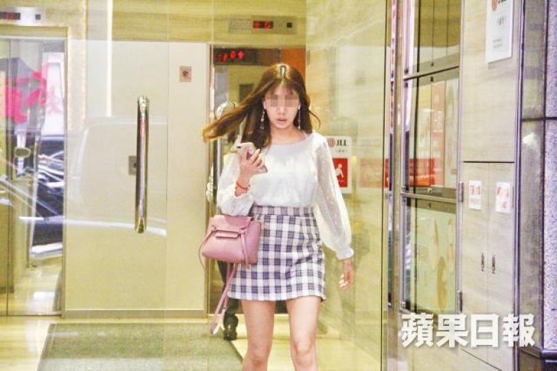 一名疑為美容中介的少女離開旺角大本營。