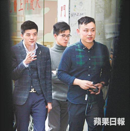 MK美男團專門在社交平台出擊，將寂寞芳心帶到美容院「劏到一頸血」。莊建鑫攝未知墮入美男計的女事主，離開美容院時仍在甜笑。金牌美男Simon以「陪我做facial」為由Simon不時駕着價值200萬元的瑪莎拉蒂跑車招搖過市。