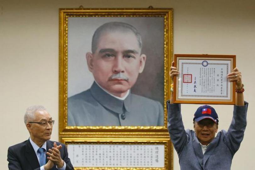 郭台銘(右)宣佈參加國民黨總統提名初選,富智康短短三日一度升逾130%。資料圖片 郭台銘(右)宣佈參加國民黨總統提名初選,富智康短短三日一度升逾130%。資料圖片