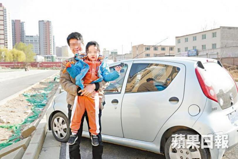 患鼻咽癌的張先生慶幸兒子陽陽不喜歡坐奧迪車。《蘋果》記者攝 患鼻咽癌的張先生慶幸兒子陽陽不喜歡坐奧迪車。《蘋果》記者攝