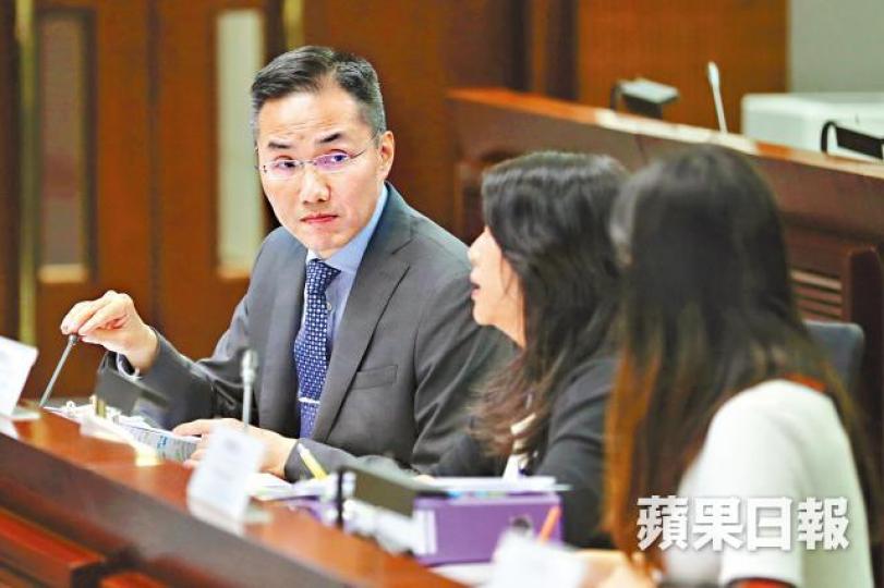 政制局常秘鄧忍光拒絕大律師公會提出刪去「奏唱國歌」條文的建議。 政制局常秘鄧忍光拒絕大律師公會提出刪去「奏唱國歌」條文的建議。