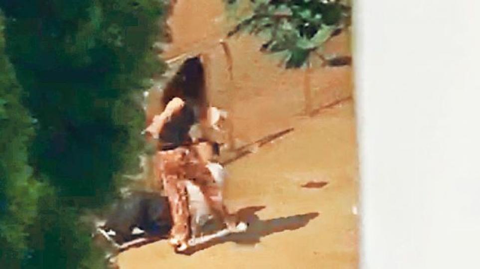 【連環十六腿】男事主跌倒在地,婦人不斷起腳踢至少十六腳。讀者提供圖片【肚腩補三腳】女方將男方推落花槽,再向肚腩補三腳。 【連環十六腿】男事主跌倒在地,婦人不斷起腳踢至少十六腳。讀者提供圖片【肚腩補三腳】女方將男方推落花槽,再向肚腩補三腳。