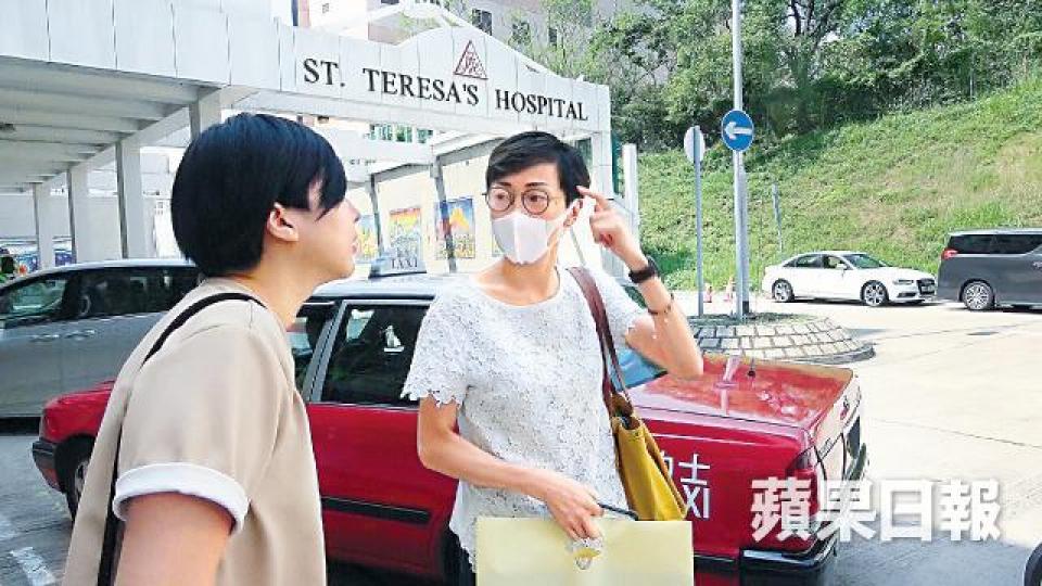 陳淑莊手持醫療報告到私家醫院見醫生。鄭文輝攝到小店買飲料的陳淑莊,戴上口罩仍難掩倦容。 陳淑莊手持醫療報告到私家醫院見醫生。鄭文輝攝到小店買飲料的陳淑莊,戴上口罩仍難掩倦容。