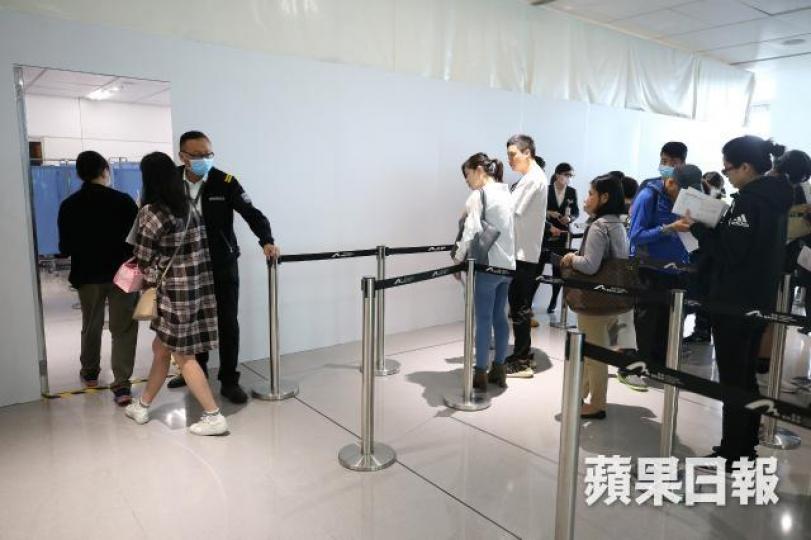 衞生署宣佈,將於機場展開針對菲律賓家庭傭工的驗血先導服務。 衞生署宣佈,將於機場展開針對菲律賓家庭傭工的驗血先導服務。