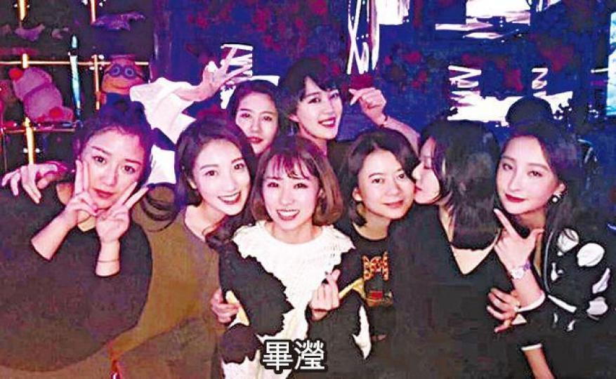 畢瀅在合照中笑得燦爛。微博圖片張丹峰(右)主演的電影早前煞科。互聯網圖片 畢瀅在合照中笑得燦爛。微博圖片張丹峰(右)主演的電影早前煞科。互聯網圖片