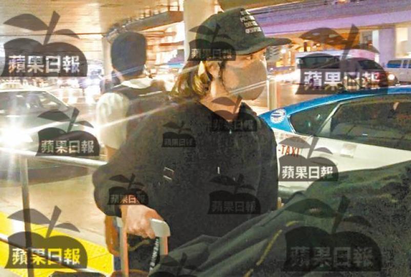 【難掩倦容】昨早坐完長途機的心穎抵達洛杉磯,雖然戴了口罩,但仍難掩疲態。記者張紫茵洛杉磯傳真【抵達LA】黃心穎(左)昨早在友人陪同下步出機場,行李簡便。DV圖片【不慎跌帽】心穎(右)不小心跌帽,第一時間俯身執拾。【排隊等車】心穎不搭Uber,改為排隊等的士。【狂撳手機】等車期間心穎頭耷耷撳手機,隱約可見已轉了wallpaper。「安心偷食」上星期被《蘋果》獨家爆出,全城轟動。資料圖片對於女友離開香港,馬國明昨日表示不欲回應。資料圖片「安心偷食」令黃心穎形象插水,工作全部叫停。資料圖片心穎離港後, 【難掩倦容】昨早坐完長途機的心穎抵達洛杉磯,雖然戴了口罩,但仍難掩疲態。記者張紫茵洛杉磯傳真【抵達LA】黃心穎(左)昨早在友人陪同下步出機場,行李簡便。DV圖片【不慎跌帽】心穎(右)不小心跌帽,第一時間俯身執拾。【排隊等車】心穎不搭Uber,改為排隊等的士。【狂撳手機】等車期間心穎頭耷耷撳手機,隱約可見已轉了wallpaper。「安心偷食」上星期被《蘋果》獨家爆出,全城轟動。資料圖片對於女友離開香港,馬國明昨日表示不欲回應。資料圖片「安心偷食」令黃心穎形象插水,工作全部叫停。資料圖片心穎離港後,