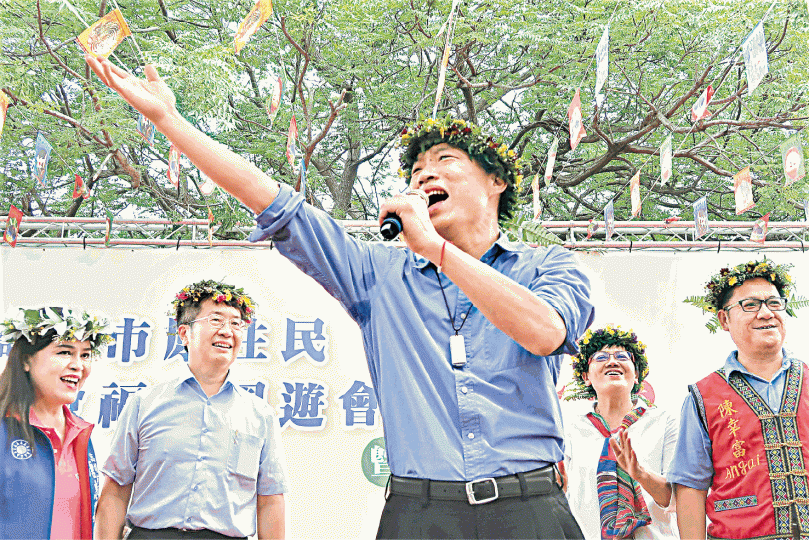 高雄市長韓國瑜上任至今負面新聞不斷，他昨出席原住民母親節活動時就競選經費作「澄清」。　台灣《蘋果新聞網》藍營兩大高層吳敦義（左）與王金平昨於活動上咬耳仔。