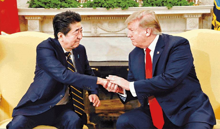 安倍與特朗普會談前，表現得「老友鬼鬼」。