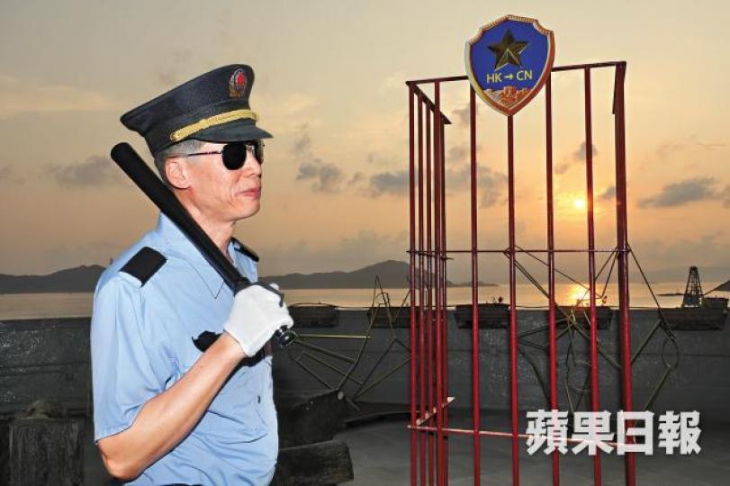 藝術家黃國才創作一個名為「HK to CN」的流動監獄，寓意被捕人士只會有入無出。馬泉崇攝