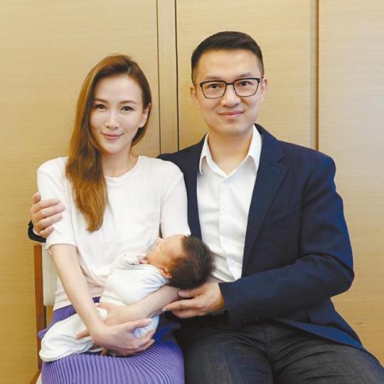 諸葛紫岐昨日稱於本月初在加拿大為薛嘉麟誕下細仔。章子怡日前在微博貼出在美國玩的照片時,刻意遮肚。近日傳再度懷孕的章子怡,本月11日忽然貼生第一胎時的抱B相。微博圖片今年1月諸葛紫岐現身公開場合,當時應已懷孕六至七個月,但身形纖瘦。資料圖片落選港姐林伊麗昨日凌晨報喜,在美國誕下兒子。互聯網圖片林伊麗(中)入產房時,老公全程陪伴。互聯網圖片 諸葛紫岐昨日稱於本月初在加拿大為薛嘉麟誕下細仔。章子怡日前在微博貼出在美國玩的照片時,刻意遮肚。近日傳再度懷孕的章子怡,本月11日忽然貼生第一胎時的抱B相。微博圖片今年1月諸葛紫岐現身公開場合,當時應已懷孕六至七個月,但身形纖瘦。資料圖片落選港姐林伊麗昨日凌晨報喜,在美國誕下兒子。互聯網圖片林伊麗(中)入產房時,老公全程陪伴。互聯網圖片