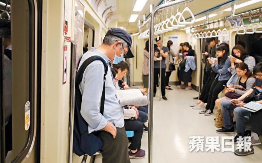 坐捷運時專心讀書，是在香港乘車時難以做到的事。