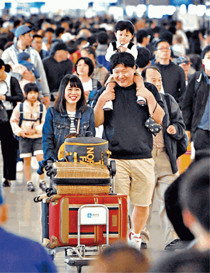 超級黃金周估計有近2,500萬人到國內外旅遊，關西機場昨天亦人頭湧湧。