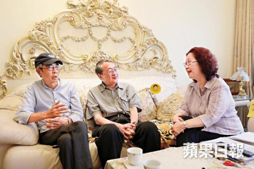 林榮基到林保華（中）及楊月清（右）夫婦府上作客，三人相談甚歡。