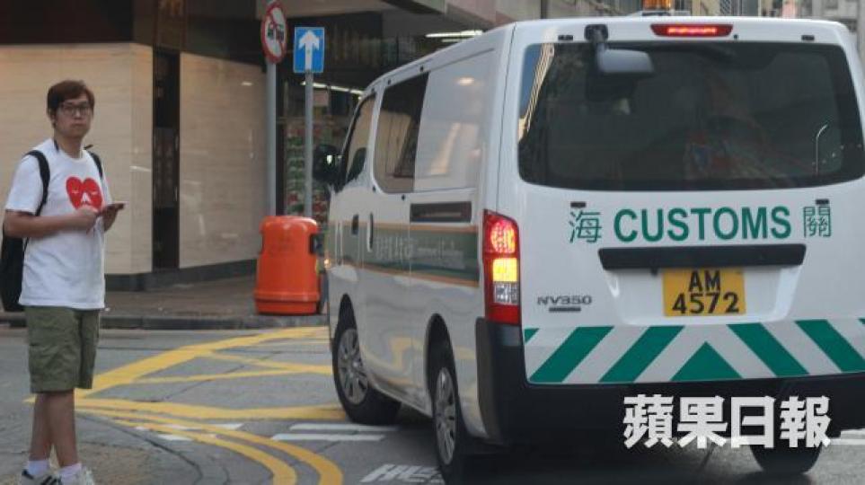 海關內部守則列明須使用政府車輛或承包私家車押送疑犯。張軍攝