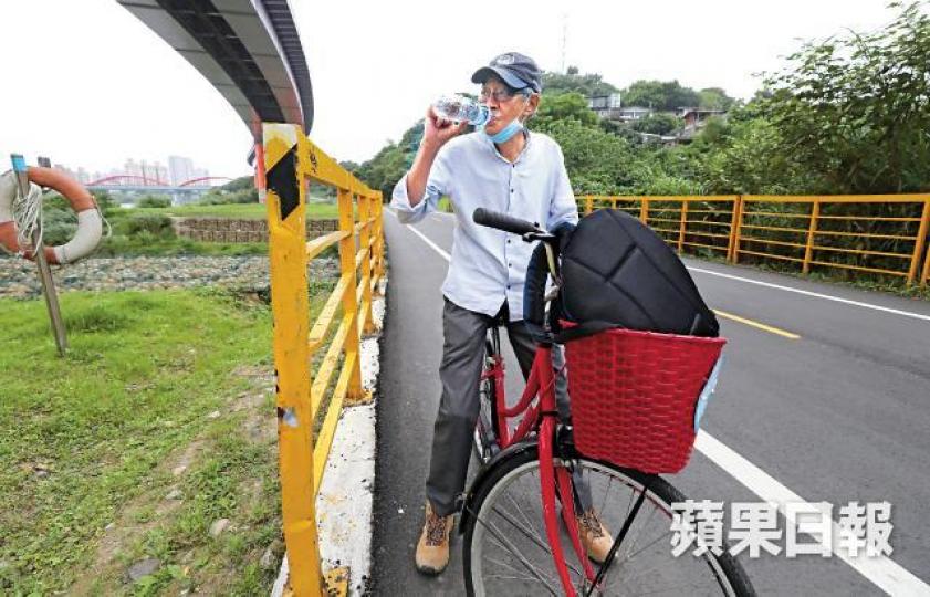 林榮基抵台後的第一個周六終可鬆口氣，在踏單車時思考未來的道路。朱永倫攝休息期間，林榮基翻閱台灣《蘋果日報》關於自己的報道。