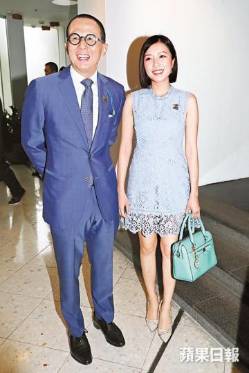 李澤楷昨日首度帶女友郭嘉文公開現身,情侶裝襯到絕。郭嘉文小鳥依人跟在李澤楷身後,樂做背後女人。李澤楷昨日以主人家身份,在沙田馬場出席投資的保險公司盃賽。李佳芯自言非常喜歡馬匹,有做馬主的計劃。黃心穎大家姐黃心美昨日擔任司儀。張智霖最近積極減肥,透露已減了五磅。 李澤楷昨日首度帶女友郭嘉文公開現身,情侶裝襯到絕。郭嘉文小鳥依人跟在李澤楷身後,樂做背後女人。李澤楷昨日以主人家身份,在沙田馬場出席投資的保險公司盃賽。李佳芯自言非常喜歡馬匹,有做馬主的計劃。黃心穎大家姐黃心美昨日擔任司儀。張智霖最近積極減肥,透露已減了五磅。