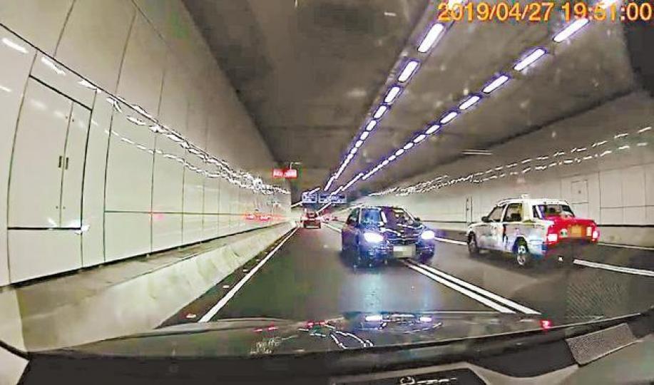 前藝人吳啟明前晚乘坐由司機駕駛的中港車牌私家車時，司機疑入錯線在中環—灣仔繞道內逆線行駛。互聯網吳啟明一輛掛中港牌的私家車昨日失事衝入墳場撞毀多個墓碑。