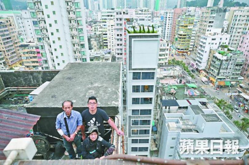 三位無家者興叔、阿榮及Maymay的故事，均會收錄於《無家者生活誌》一書中。黎樹雄攝興叔近年開始畫油畫，希望能拍賣出去並租單位供露宿者入住。社區組織協會提供圖片／雷日昇攝阿榮2015年終下定決心戒賭，希望能為人生帶來改變。Maymay積極參與社會事務，並加入不同聯席及自助組織。