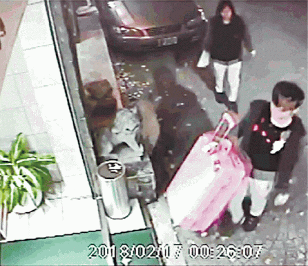 陳涉殺人後藏屍行李箱,再乘捷運到竹圍站一個公園埋屍,被閉路電視拍下。 陳涉殺人後藏屍行李箱,再乘捷運到竹圍站一個公園埋屍,被閉路電視拍下。