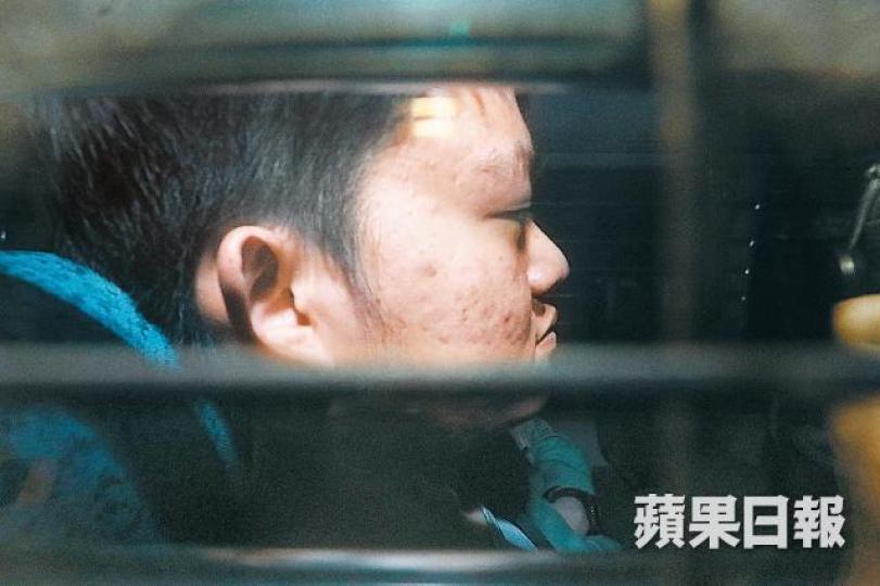 被告陳同佳涉在台殺害香港少女潘曉穎,觸發港府修訂《逃犯條例》,他昨聞判後由囚車押走。陳善南攝陳同佳母親日前到壁屋監獄探望兒子。去年2月,陳同佳與已懷孕的女友潘曉穎到台灣旅行,警誡下坦認行兇釀一屍兩命慘劇。 被告陳同佳涉在台殺害香港少女潘曉穎,觸發港府修訂《逃犯條例》,他昨聞判後由囚車押走。陳善南攝陳同佳母親日前到壁屋監獄探望兒子。去年2月,陳同佳與已懷孕的女友潘曉穎到台灣旅行,警誡下坦認行兇釀一屍兩命慘劇。