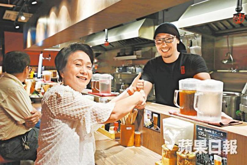 民主黨前主席劉慧卿昨專程光顧拉麵店,與老闆握手。 民主黨前主席劉慧卿昨專程光顧拉麵店,與老闆握手。