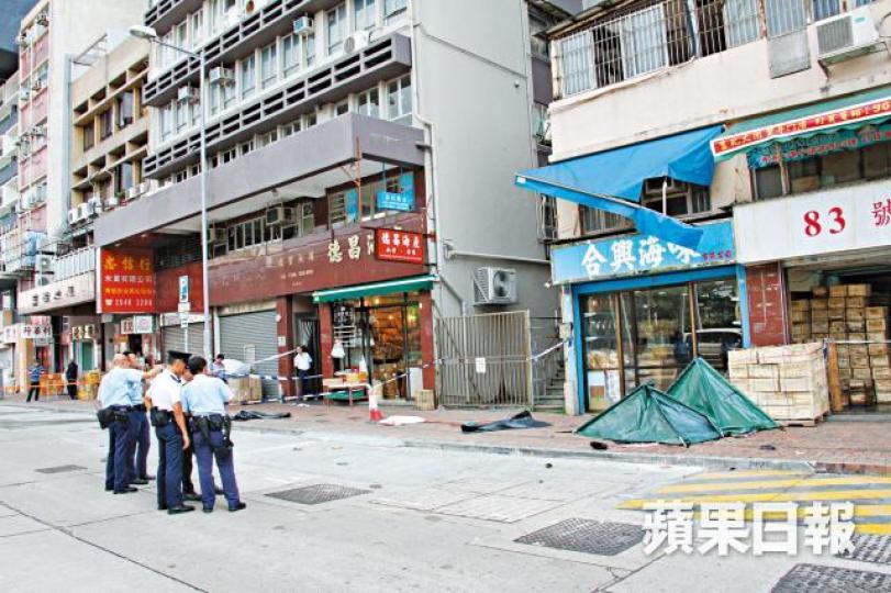 墮樓同居情侶伏屍行人路,被警方以帳篷覆蓋。周鴻熙攝 墮樓同居情侶伏屍行人路,被警方以帳篷覆蓋。周鴻熙攝
